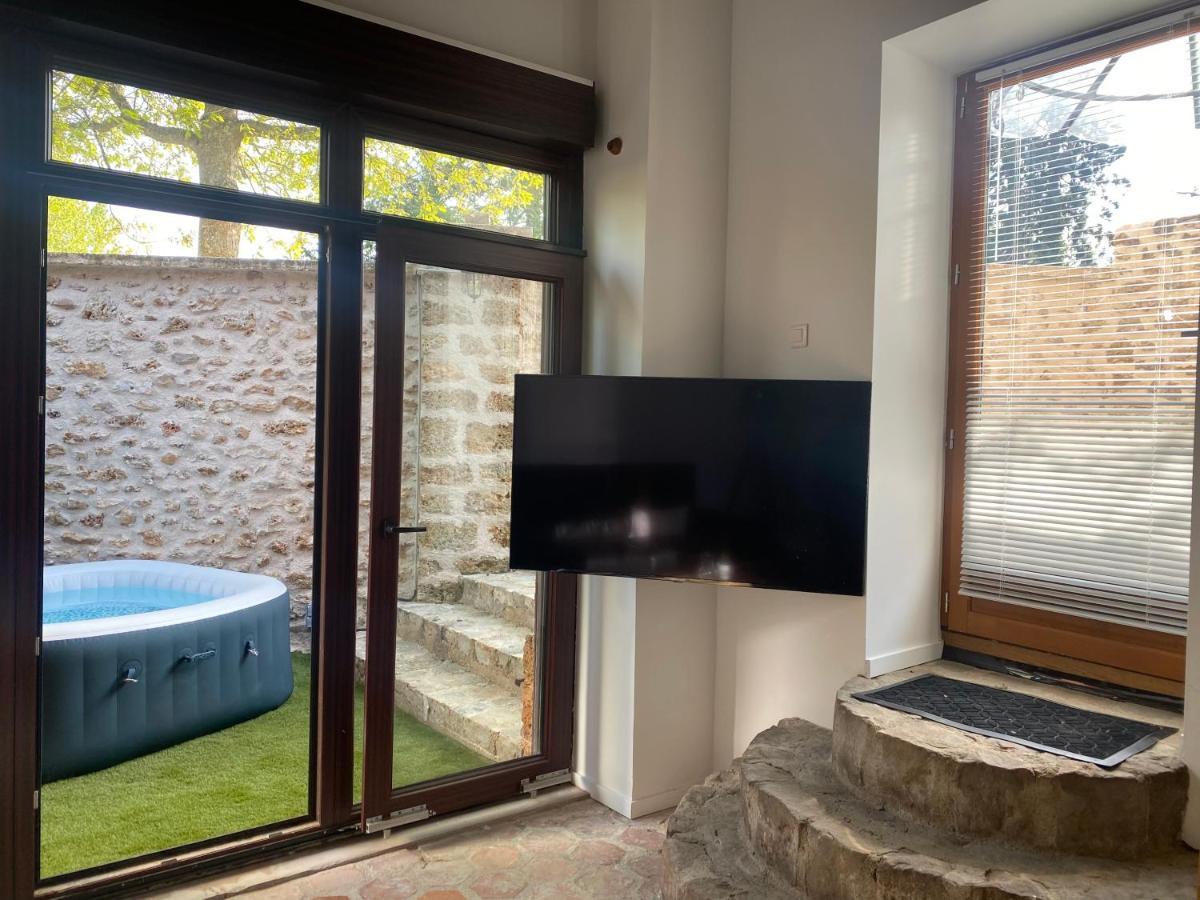 Studio duplex avec spa et cour privée Bonnelles Exterior foto