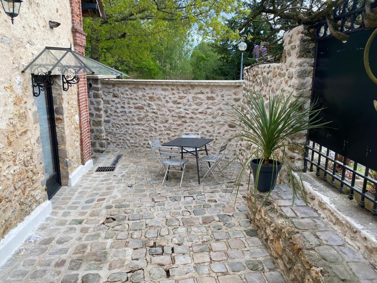 Studio duplex avec spa et cour privée Bonnelles Exterior foto