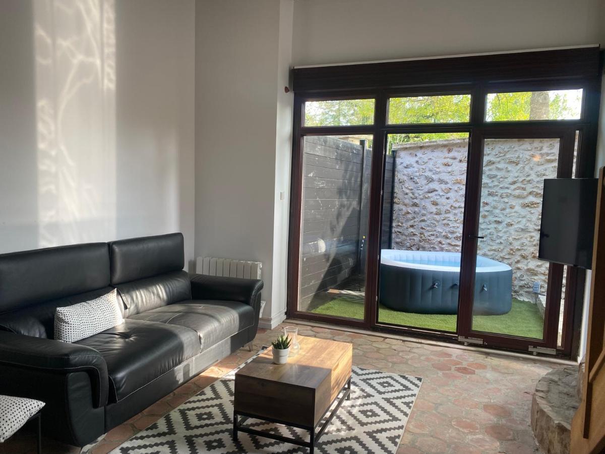 Studio duplex avec spa et cour privée Bonnelles Exterior foto